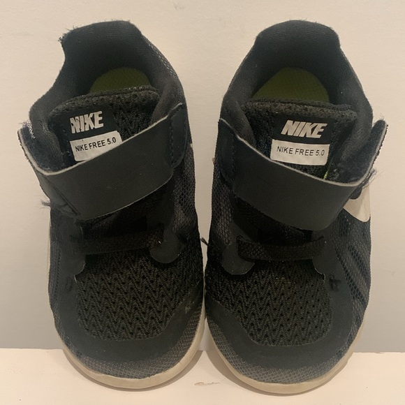 Nike black and white free 5.0 running shoes. Size 5C. - Picture 6 of 6